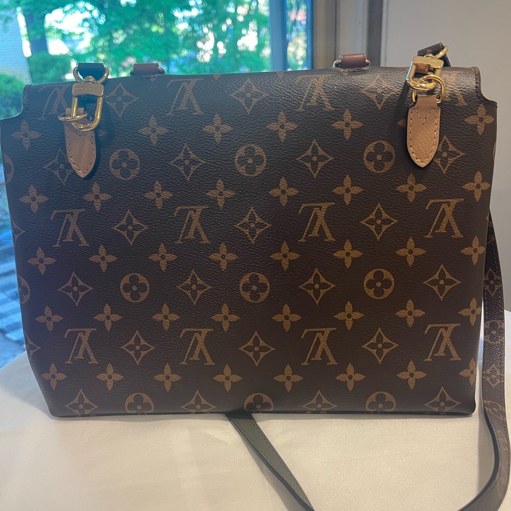 Louis Vuitton Monogram Canvas Shoulder Bag with Beige Pocket - Picture 11 of 11